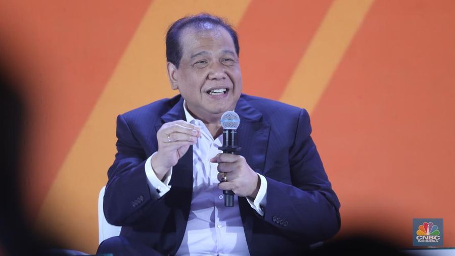 Founder & Chairman CT Corp, Chairul Tanjung menyampaikan pemaparan saat sesi panel diskusi dalam acara LPS FInancial Festival 2025 di Regale International Convention Center, Medan, Sumatera Utara, Rabu (20/8/2025). (CNBC Indonesia/Tri Susilo)