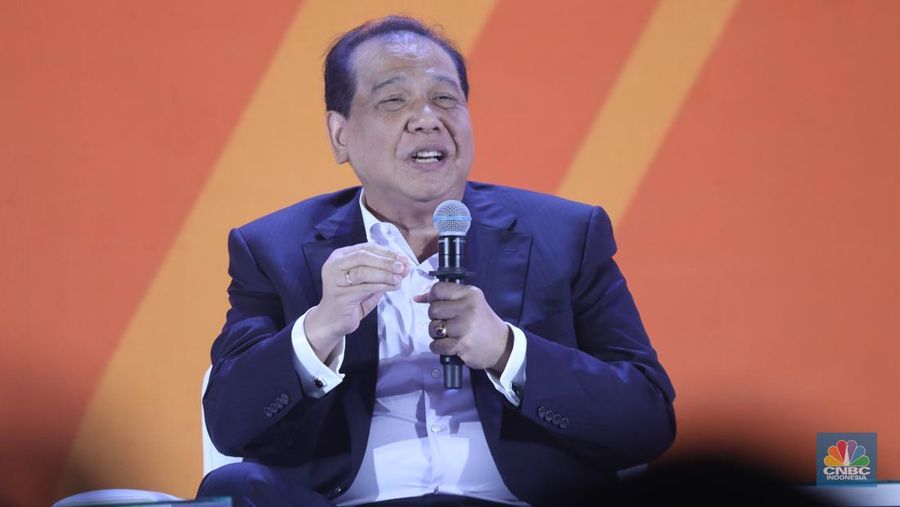 Founder & Chairman CT Corp, Chairul Tanjung menyampaikan pemaparan saat sesi panel diskusi dalam acara LPS FInancial Festival 2025 di Regale International Convention Center, Medan, Sumatera Utara, Rabu (20/8/2025). (CNBC Indonesia/Tri Susilo)