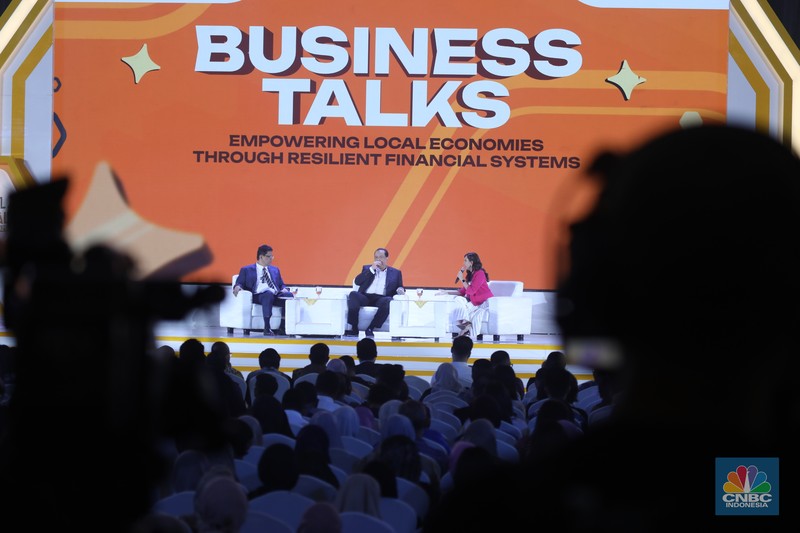 Sejumlah pengunjung memenuhi stand booth LPS dalam acara LPS Financial Festival 2025 di Regale International Convention Center, Medan, Sumatera Utara, Rabu (20/8/2025). (CNBC Indonesia/Tri Susilo)