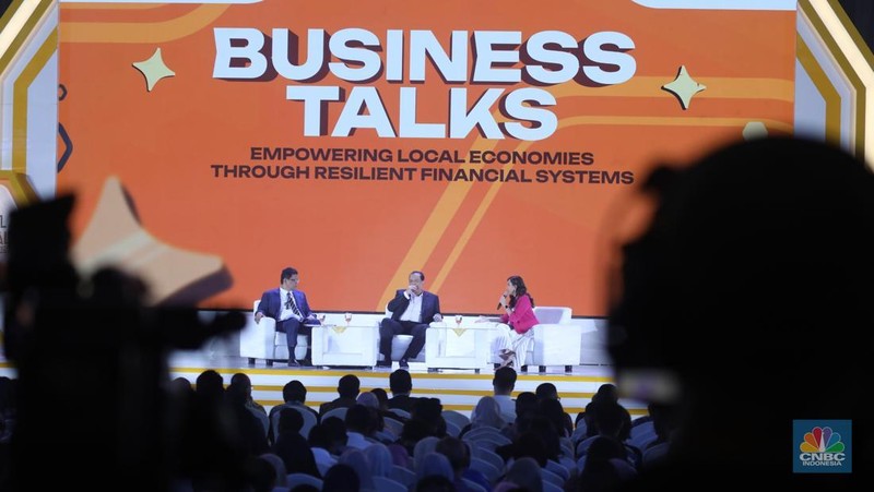 Sejumlah pengunjung memenuhi stand booth LPS dalam acara LPS Financial Festival 2025 di Regale International Convention Center, Medan, Sumatera Utara, Rabu (20/8/2025). (CNBC Indonesia/Tri Susilo)