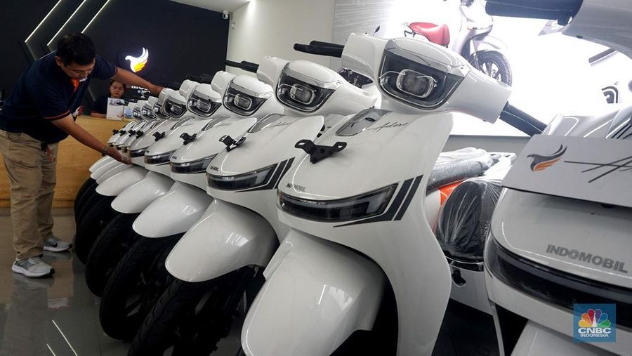 Karyawan di depan motor listrik Adora di Shoowrom Indomobil E-Motor, Jakarta, Rabu (20/8/2025). (CNBC Indonesia/Muhammad Sabki)