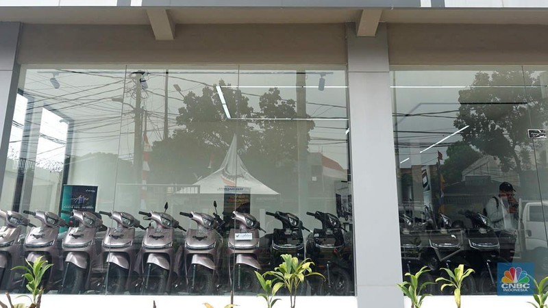 Karyawan di depan motor listrik Adora di Shoowrom Indomobil E-Motor, Jakarta, Rabu (20/8/2025). (CNBC Indonesia/Muhammad Sabki)