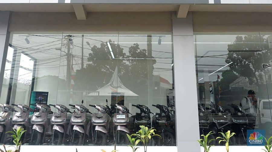 Karyawan di depan motor listrik Adora di Shoowrom Indomobil E-Motor, Jakarta, Rabu (20/8/2025). (CNBC Indonesia/Muhammad Sabki)
