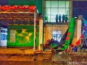 Kanopi Beton Puskesmas Purwasari Karawang Ambruk Saat Hujan