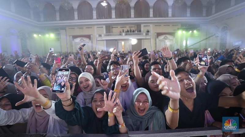 Penampilan Stand Up Comedy Agak Laen dalam acara LPS FInancial Festival 2025 di Regale International Convention Center, Medan, Sumatera Utara, Rabu (20/8/2025). (CNBC Indonesia/Tri Susilo)