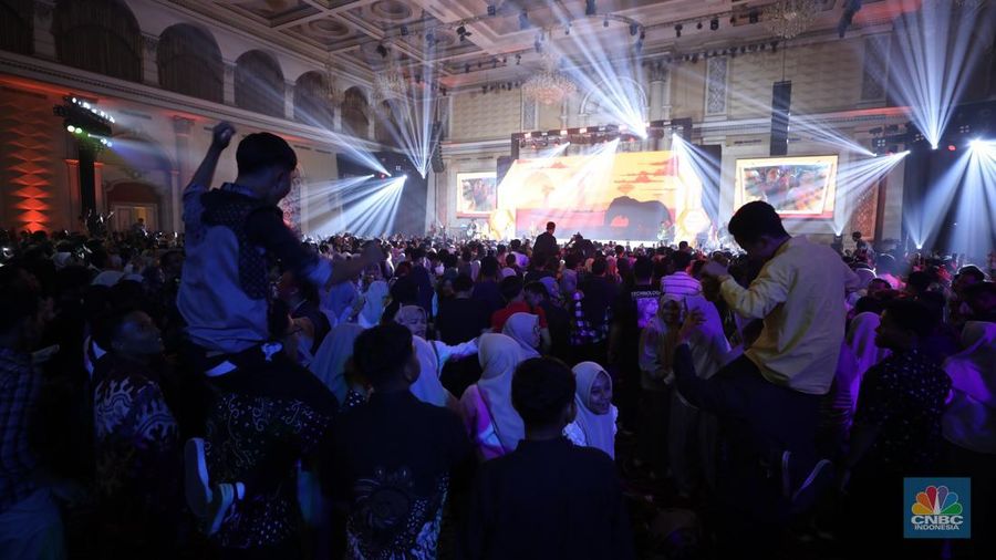 Keseruan penonton saat menyaksikan penampilan grup musik WALI dalam acara LPS Financial Festival 2025 di Regale International Convention Center, Medan, Sumatera Utara, Rabu (20/8/2025). (CNBC Indonesia/Tri Susilo)