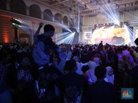 Keseruan penonton saat menyaksikan penampilan grup musik WALI dalam acara LPS Financial Festival 2025 di Regale International Convention Center, Medan, Sumatera Utara, Rabu (20/8/2025). (CNBC Indonesia/Tri Susilo)