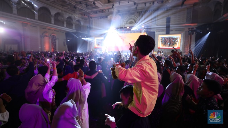 Penampilan Stand Up Comedy Agak Laen dalam acara LPS FInancial Festival 2025 di Regale International Convention Center, Medan, Sumatera Utara, Rabu (20/8/2025). (CNBC Indonesia/Tri Susilo)