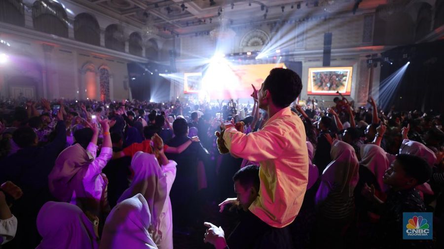 Penampilan Stand Up Comedy Agak Laen dalam acara LPS FInancial Festival 2025 di Regale International Convention Center, Medan, Sumatera Utara, Rabu (20/8/2025). (CNBC Indonesia/Tri Susilo)