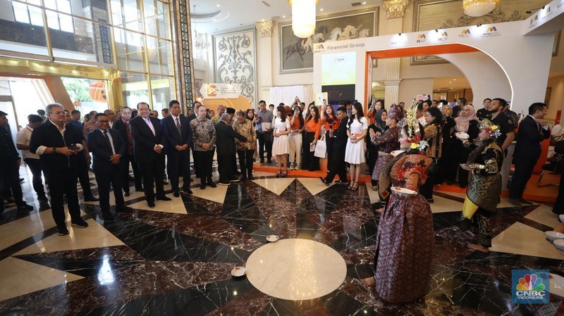 Sejumlah pengunjung memenuhi stand booth LPS dalam acara LPS Financial Festival 2025 di Regale International Convention Center, Medan, Sumatera Utara, Rabu (20/8/2025). (CNBC Indonesia/Tri Susilo)