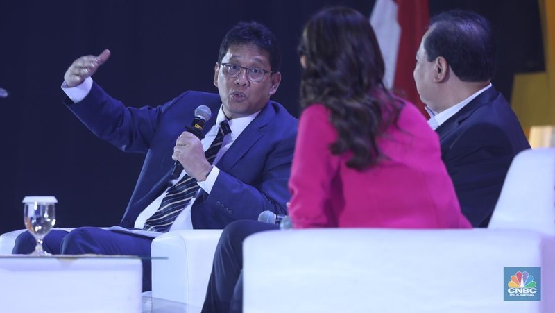 Sejumlah pengunjung memenuhi stand booth LPS dalam acara LPS Financial Festival 2025 di Regale International Convention Center, Medan, Sumatera Utara, Rabu (20/8/2025). (CNBC Indonesia/Tri Susilo)