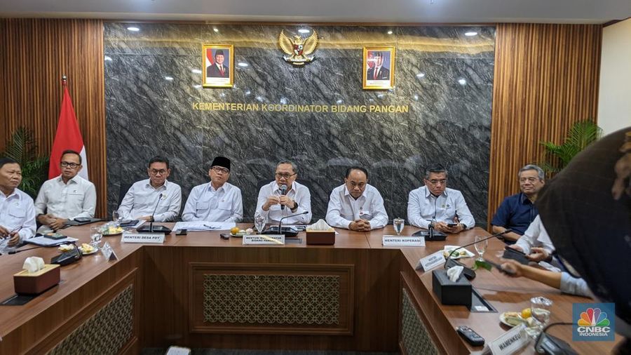 Menteri Koordinator bidang Pangan Zulkifli Hasan (Zulhas), dalam rapat Koordinasi dan Konsolidasi Percepatan Koperasi di Daerah, di Kantor Kemenko Pangan, Rabu (20/8/2025).  (CNBC Indonesia/Emir Yanwardhana)