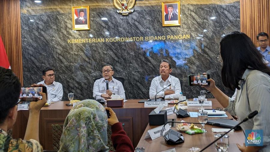 Menteri Koordinator bidang Pangan Zulkifli Hasan (Zulhas) menggelar rapat koordinasi tentang Implementasi Instruksi Presiden Nomor 14 tahun 2025 dan Keputusan Presiden Nomor 19 Tahun 2025. (CNBC Indonesi/Emir Yanwardhana)
