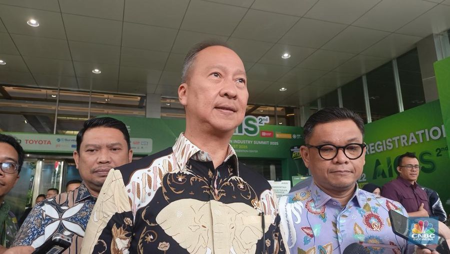 Menteri Perindustrian, Agus Gumiwang usai menghadiri Annual Indonesia Green Industry Summit 2025 2nd (AIGIS) di JICC, Rabu (20/8/2025). (CNBC Indonesia/Ferry Sandi)