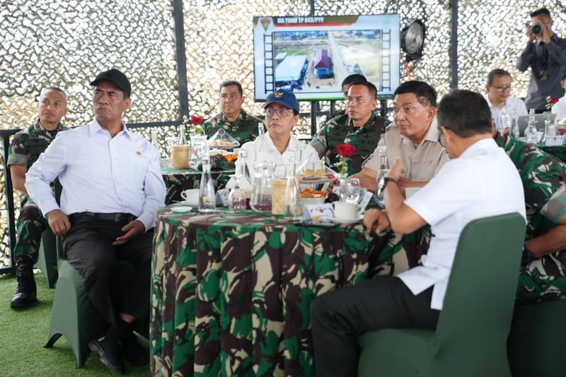 Menteri Pertahanan RI Sjafrie Sjamsoeddin bersama Menteri Kesehatan, Menteri Pertanian, dan Menteri Keuangan meninjau Batalyon Teritorial Pembangunan (Yonif TP) 843/Patriot Yudha Vikasa (PYV) di Wanajaya, Rabu (20/8/2025). (Dok. Biro Informasi Pertahanan Kementerian Pertahanan)
