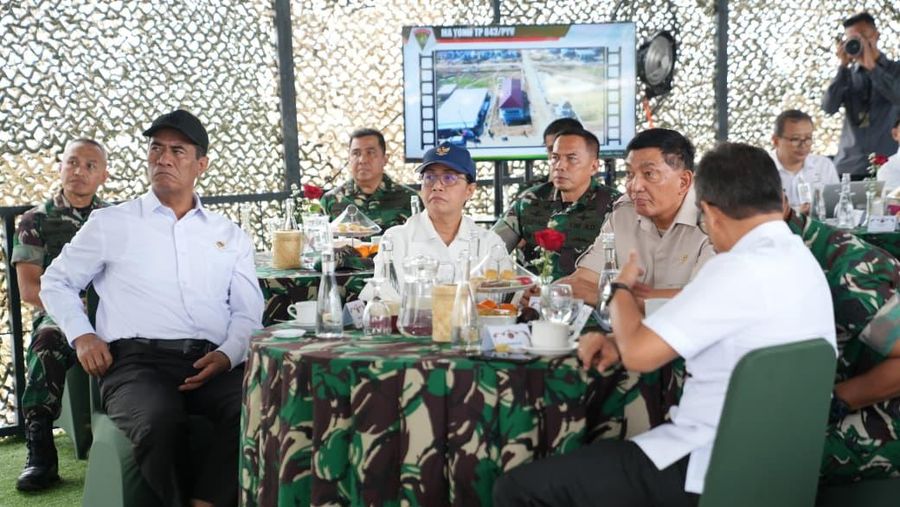 Menteri Pertahanan RI Sjafrie Sjamsoeddin bersama Menteri Kesehatan, Menteri Pertanian, dan Menteri Keuangan meninjau Batalyon Teritorial Pembangunan (Yonif TP) 843/Patriot Yudha Vikasa (PYV) di Wanajaya, Rabu (20/8/2025). (Dok. Biro Informasi Pertahanan Kementerian Pertahanan)