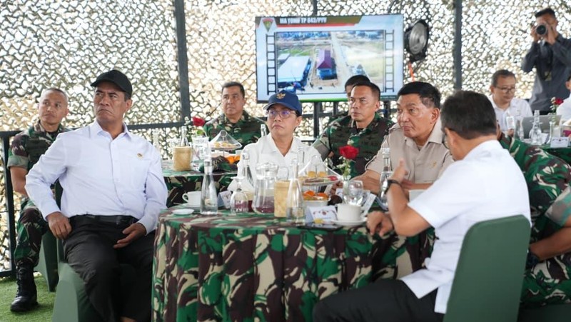 Menteri Pertahanan RI Sjafrie Sjamsoeddin bersama Menteri Kesehatan, Menteri Pertanian, dan Menteri Keuangan meninjau Batalyon Teritorial Pembangunan (Yonif TP) 843/Patriot Yudha Vikasa (PYV) di Wanajaya, Rabu (20/8/2025). (Dok. Biro Informasi Pertahanan Kementerian Pertahanan)