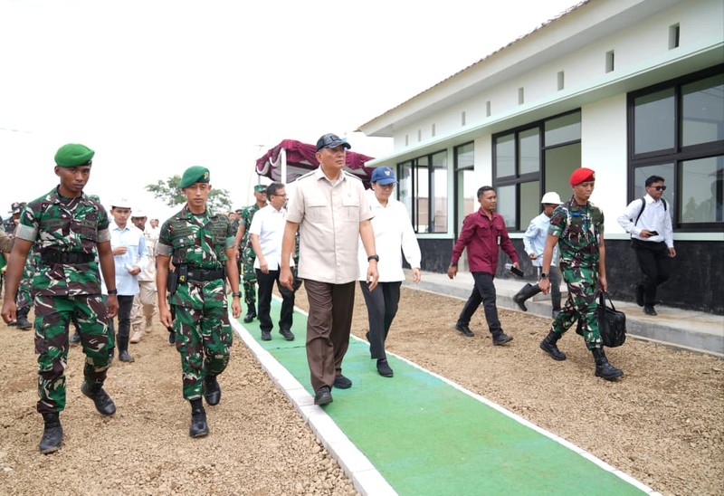 Menteri Pertahanan RI Sjafrie Sjamsoeddin bersama Menteri Kesehatan, Menteri Pertanian, dan Menteri Keuangan meninjau Batalyon Teritorial Pembangunan (Yonif TP) 843/Patriot Yudha Vikasa (PYV) di Wanajaya, Rabu (20/8/2025). (Dok. Biro Informasi Pertahanan Kementerian Pertahanan)