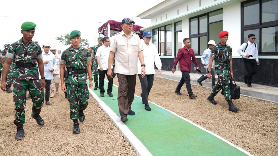 Menteri Pertahanan RI Sjafrie Sjamsoeddin bersama Menteri Kesehatan, Menteri Pertanian, dan Menteri Keuangan meninjau Batalyon Teritorial Pembangunan (Yonif TP) 843/Patriot Yudha Vikasa (PYV) di Wanajaya, Rabu (20/8/2025). (Dok. Biro Informasi Pertahanan Kementerian Pertahanan)