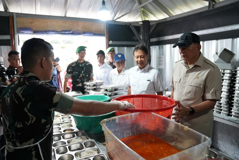 Menteri Pertahanan RI Sjafrie Sjamsoeddin bersama Menteri Kesehatan, Menteri Pertanian, dan Menteri Keuangan meninjau Batalyon Teritorial Pembangunan (Yonif TP) 843/Patriot Yudha Vikasa (PYV) di Wanajaya, Rabu (20/8/2025). (Dok. Biro Informasi Pertahanan Kementerian Pertahanan)