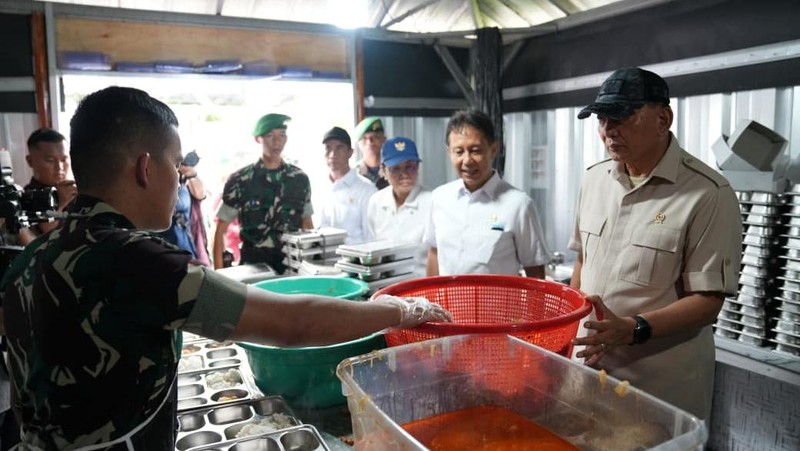 Menteri Pertahanan RI Sjafrie Sjamsoeddin bersama Menteri Kesehatan, Menteri Pertanian, dan Menteri Keuangan meninjau Batalyon Teritorial Pembangunan (Yonif TP) 843/Patriot Yudha Vikasa (PYV) di Wanajaya, Rabu (20/8/2025). (Dok. Biro Informasi Pertahanan Kementerian Pertahanan)