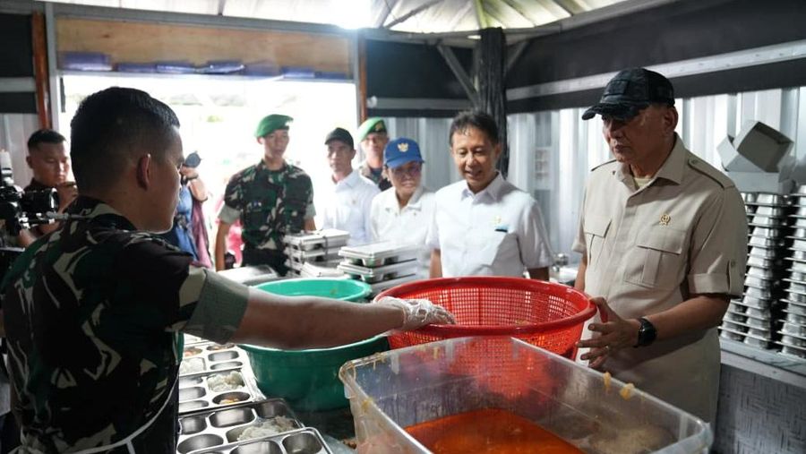Menteri Pertahanan RI Sjafrie Sjamsoeddin bersama Menteri Kesehatan, Menteri Pertanian, dan Menteri Keuangan meninjau Batalyon Teritorial Pembangunan (Yonif TP) 843/Patriot Yudha Vikasa (PYV) di Wanajaya, Rabu (20/8/2025). Menteri Pertahanan RI Sjafrie Sjamsoeddin bersama Menteri Kesehatan, Menteri Pertanian, dan Menteri Keuangan meninjau Batalyon Teritorial Pembangunan (Yonif TP) 843/Patriot Yudha Vikasa (PYV) di Wanajaya, Rabu (20/8/2025). (Dok. Biro Informasi Pertahanan Kementerian Pertahanan)