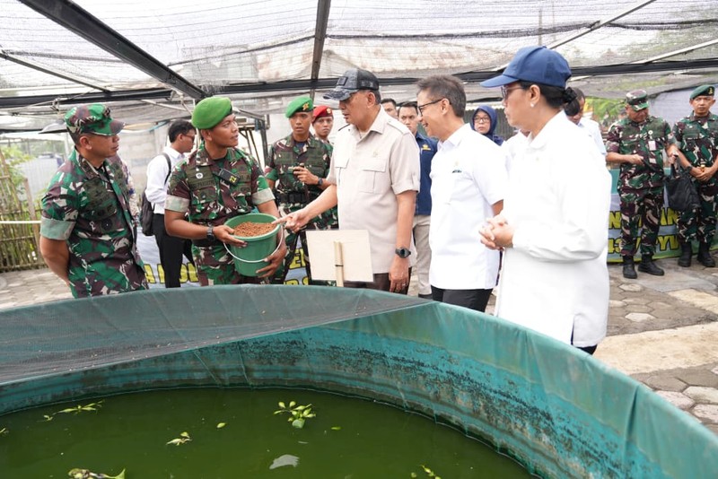 Menteri Pertahanan RI Sjafrie Sjamsoeddin bersama Menteri Kesehatan, Menteri Pertanian, dan Menteri Keuangan meninjau Batalyon Teritorial Pembangunan (Yonif TP) 843/Patriot Yudha Vikasa (PYV) di Wanajaya, Rabu (20/8/2025). (Dok. Biro Informasi Pertahanan Kementerian Pertahanan)