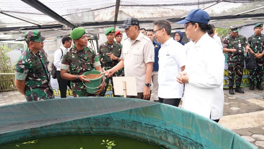 Menteri Pertahanan RI Sjafrie Sjamsoeddin bersama Menteri Kesehatan, Menteri Pertanian, dan Menteri Keuangan meninjau Batalyon Teritorial Pembangunan (Yonif TP) 843/Patriot Yudha Vikasa (PYV) di Wanajaya, Rabu (20/8/2025). (Dok. Biro Informasi Pertahanan Kementerian Pertahanan)
