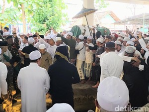 Ribuan Pelayat Iringi Pemakaman KH Thoifur Mawardi Purworejo