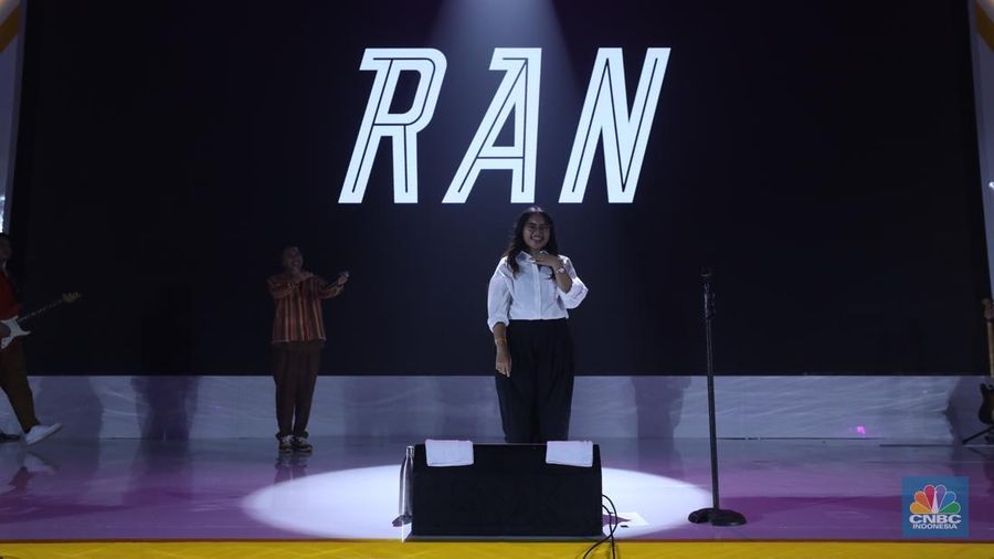 Penampilan Stand Up Comedy Agak Laen dalam acara LPS FInancial Festival 2025 di Regale International Convention Center, Medan, Sumatera Utara, Rabu (20/8/2025). (CNBC Indonesia/Tri Susilo)