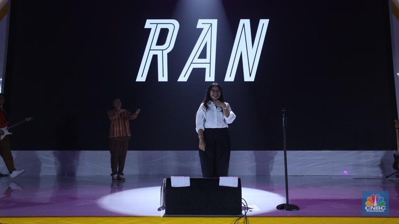 Penampilan Stand Up Comedy Agak Laen dalam acara LPS FInancial Festival 2025 di Regale International Convention Center, Medan, Sumatera Utara, Rabu (20/8/2025). (CNBC Indonesia/Tri Susilo)