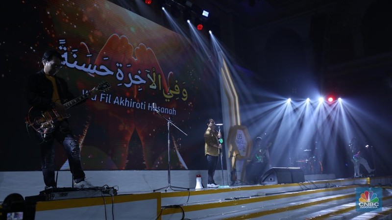 Penampilan Stand Up Comedy Agak Laen dalam acara LPS FInancial Festival 2025 di Regale International Convention Center, Medan, Sumatera Utara, Rabu (20/8/2025). (CNBC Indonesia/Tri Susilo)