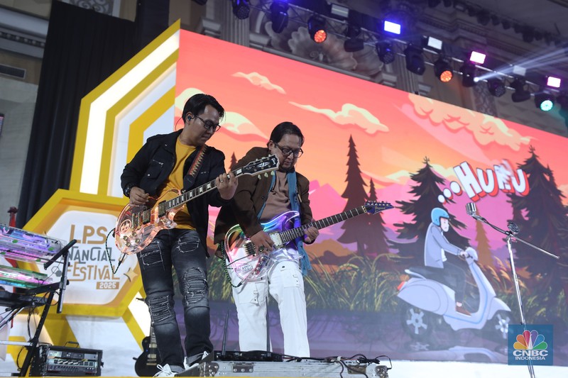 Sejumlah pengunjung memenuhi stand booth LPS dalam acara LPS Financial Festival 2025 di Regale International Convention Center, Medan, Sumatera Utara, Rabu (20/8/2025). Sejumlah pengunjung memenuhi stand booth LPS dalam acara LPS Financial Festival 2025 di Regale International Convention Center, Medan, Sumatera Utara, Rabu (20/8/2025). (CNBC Indonesia/Tri Susilo)