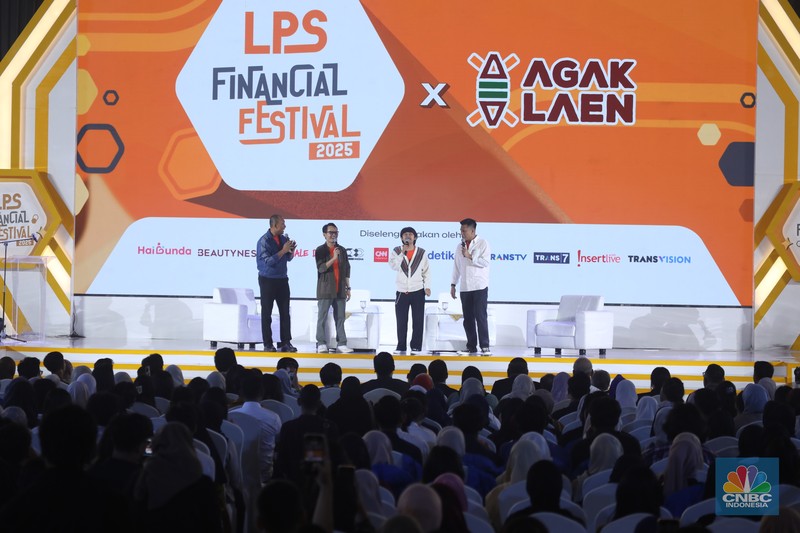 Penampilan Stand Up Comedy Agak Laen dalam acara LPS FInancial Festival 2025 di Regale International Convention Center, Medan, Sumatera Utara, Rabu (20/8/2025). (CNBC Indonesia/Tri Susilo)