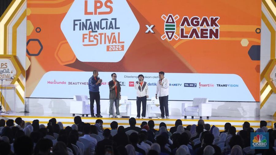 Penampilan Stand Up Comedy Agak Laen dalam acara LPS FInancial Festival 2025 di Regale International Convention Center, Medan, Sumatera Utara, Rabu (20/8/2025). (CNBC Indonesia/Tri Susilo)