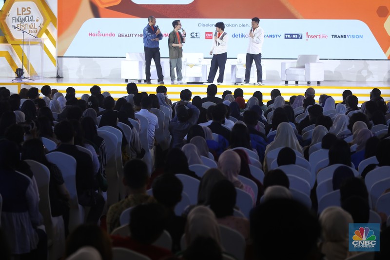 Penampilan Stand Up Comedy Agak Laen dalam acara LPS FInancial Festival 2025 di Regale International Convention Center, Medan, Sumatera Utara, Rabu (20/8/2025). (CNBC Indonesia/Tri Susilo)