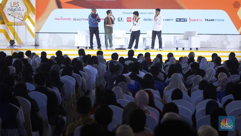 Penampilan Stand Up Comedy Agak Laen dalam acara LPS FInancial Festival 2025 di Regale International Convention Center, Medan, Sumatera Utara, Rabu (20/8/2025). (CNBC Indonesia/Tri Susilo)