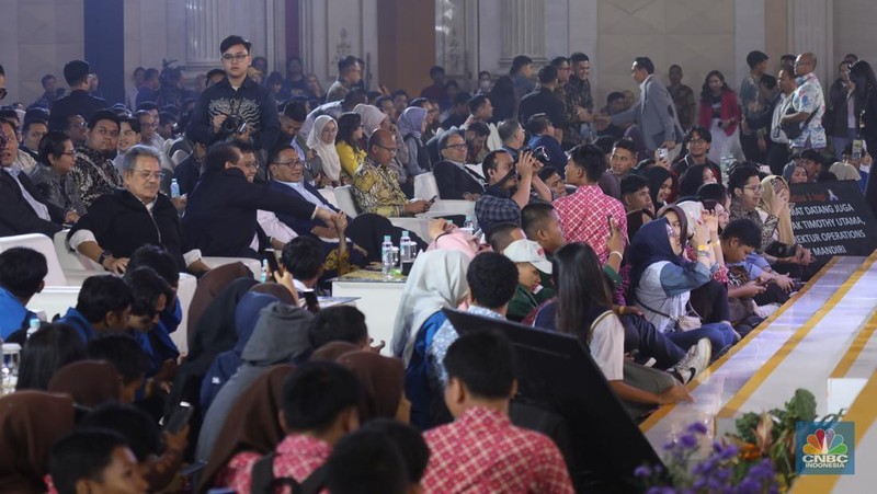Penampilan Stand Up Comedy Agak Laen dalam acara LPS FInancial Festival 2025 di Regale International Convention Center, Medan, Sumatera Utara, Rabu (20/8/2025). (CNBC Indonesia/Tri Susilo)