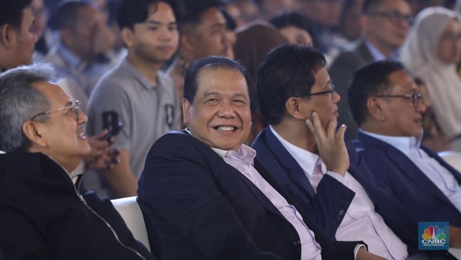 Penampilan Stand Up Comedy Agak Laen dalam acara LPS FInancial Festival 2025 di Regale International Convention Center, Medan, Sumatera Utara, Rabu (20/8/2025). (CNBC Indonesia/Tri Susilo)