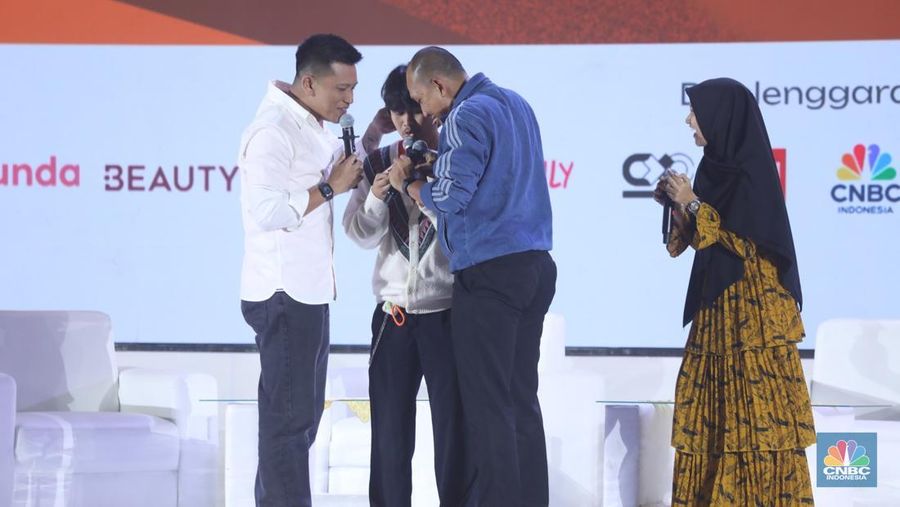 Penampilan Stand Up Comedy Agak Laen dalam acara LPS FInancial Festival 2025 di Regale International Convention Center, Medan, Sumatera Utara, Rabu (20/8/2025). (CNBC Indonesia/Tri Susilo)