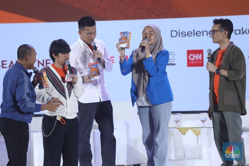 Penampilan Stand Up Comedy Agak Laen dalam acara LPS FInancial Festival 2025 di Regale International Convention Center, Medan, Sumatera Utara, Rabu (20/8/2025). (CNBC Indonesia/Tri Susilo)