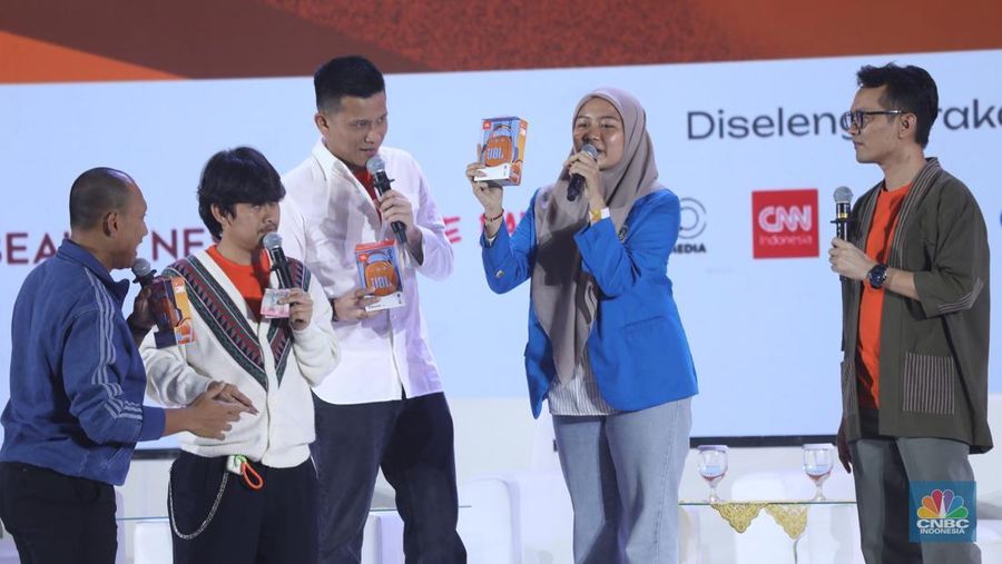 Penampilan Stand Up Comedy Agak Laen dalam acara LPS FInancial Festival 2025 di Regale International Convention Center, Medan, Sumatera Utara, Rabu (20/8/2025). (CNBC Indonesia/Tri Susilo)