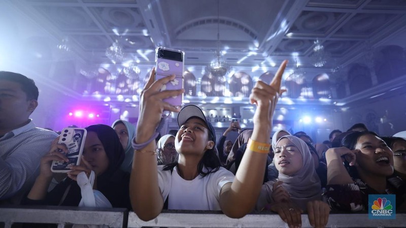 Penampilan Stand Up Comedy Agak Laen dalam acara LPS FInancial Festival 2025 di Regale International Convention Center, Medan, Sumatera Utara, Rabu (20/8/2025). (CNBC Indonesia/Tri Susilo)