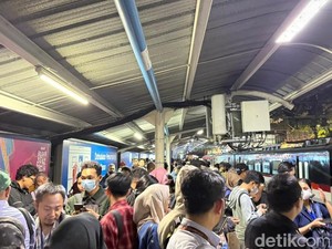 KRL Tertahan Imbas Gempa, Penumpang Menumpuk di Stasiun Sudirman