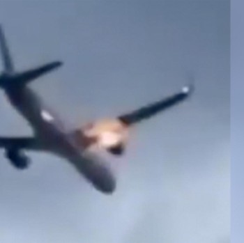 Detik-Detik Pesawat Boeing 273 Penumpang Meledak, Terbakar di Udara