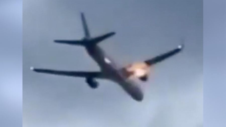 Pesawat Boeing 757-300 milik Condor Airways yang membawa 273 penumpang dan 8 awak mengalami kerusakan mesin kanan tak lama setelah lepas landas dari Bandara Corfu. (Tangkapan Layar Media Sosial X)