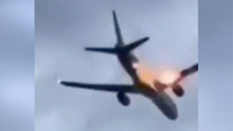 Pesawat Boeing 757-300 milik Condor Airways yang membawa 273 penumpang dan 8 awak mengalami kerusakan mesin kanan tak lama setelah lepas landas dari Bandara Corfu. (Tangkapan Layar Media Sosial X)