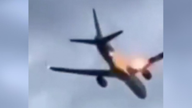 Pesawat Boeing 757-300 milik Condor Airways yang membawa 273 penumpang dan 8 awak mengalami kerusakan mesin kanan tak lama setelah lepas landas dari Bandara Corfu. (Tangkapan Layar Media Sosial X)