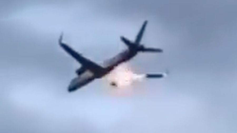 Pesawat Boeing 757-300 milik Condor Airways yang membawa 273 penumpang dan 8 awak mengalami kerusakan mesin kanan tak lama setelah lepas landas dari Bandara Corfu. (Tangkapan Layar Media Sosial X)