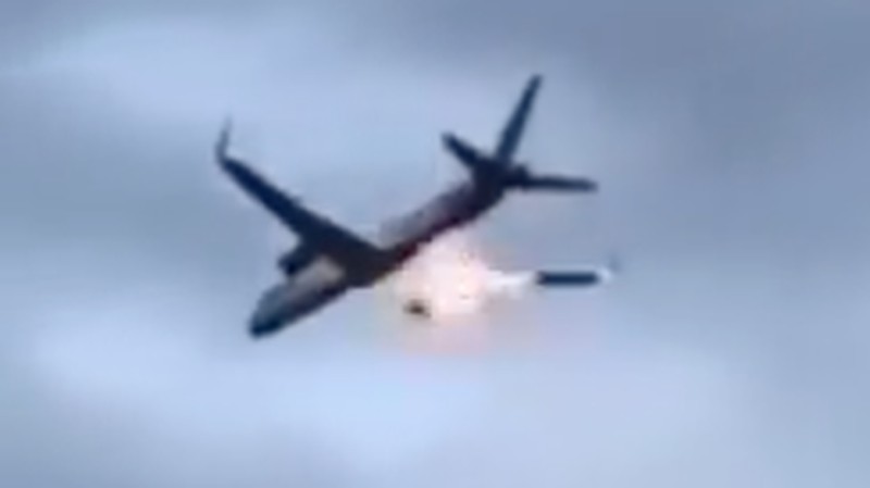 Pesawat Boeing 757-300 milik Condor Airways yang membawa 273 penumpang dan 8 awak mengalami kerusakan mesin kanan tak lama setelah lepas landas dari Bandara Corfu. (Tangkapan Layar Media Sosial X)